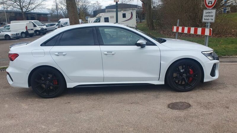 Weiß Gebraucht 2023 Audi RS3 Ambiente Kleinwagen | 58.400 € (Guter Preis) - Bild 1/4