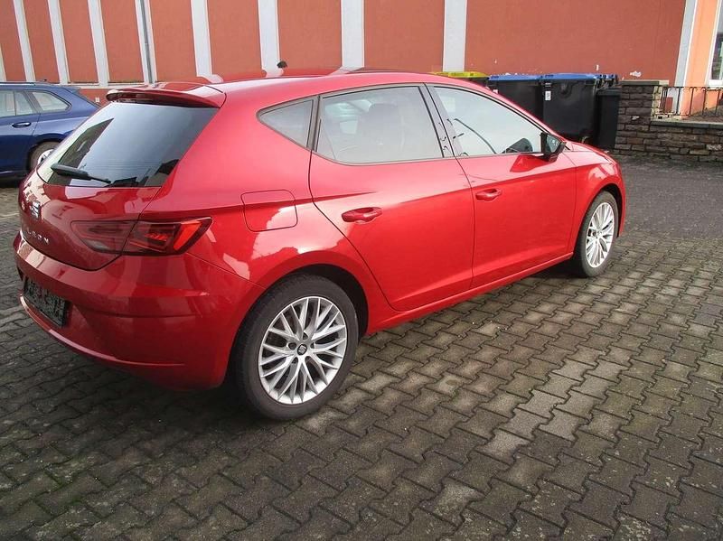 Gebraucht Seat Leon Style 131 PS (96 kW) 2019 Rot Limousine