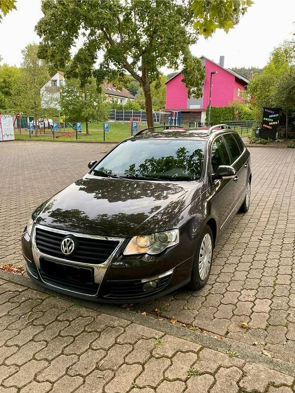 Braun Gebraucht 2007 VW Passat Kombi | 2.600 € (Fairer Preis) - Bild 1/4