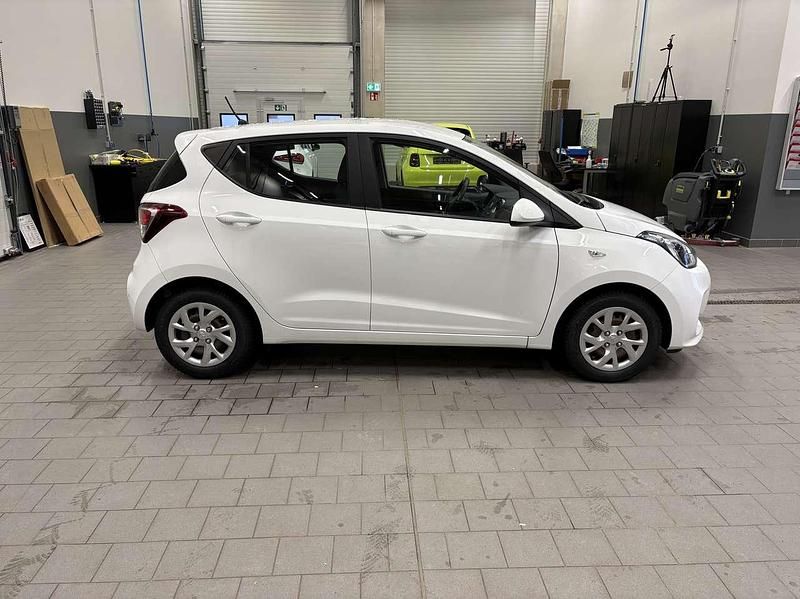 Gebraucht Hyundai i10 Style 87 PS (63 kW) 2019 Weiß Kleinwagen