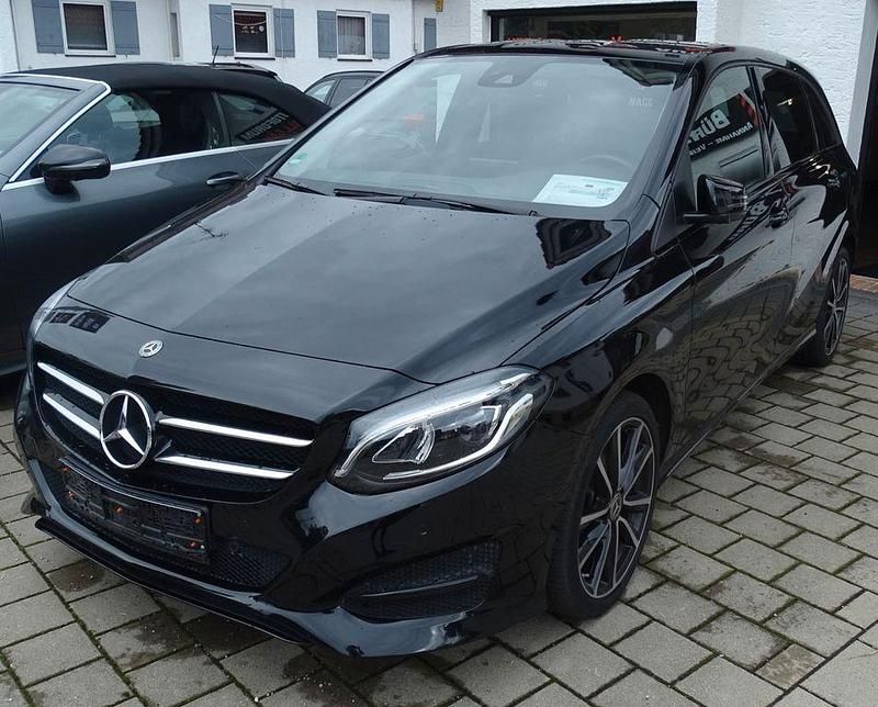 Kosmosschwarz metalliclack Gebraucht 2019 Mercedes B200 Style Van / Kleinbus | 21.999 € (Fairer Preis) - Bild 1/4