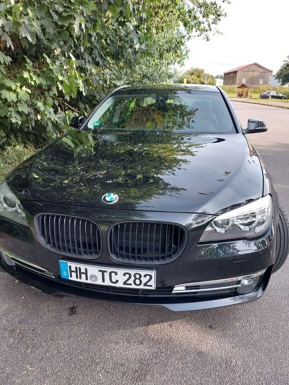 Schwarz Gebraucht 2012 BMW 740 Performance Limousine | 14.950 € (Fairer Preis) - Bild 1/4