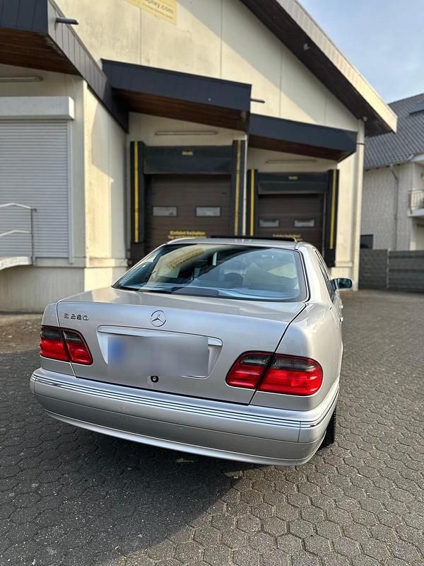 Second-hand Mercedes E280 204 CP (150 kW) 2000 Argintiu Berlinǎ