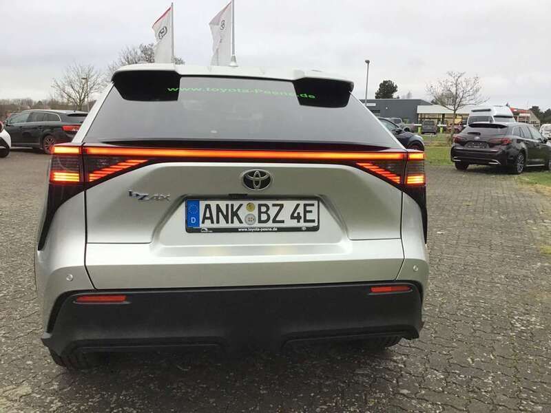 Gebraucht Toyota bZ4X 150 kW (204 PS) 2024 Precious silver SUV