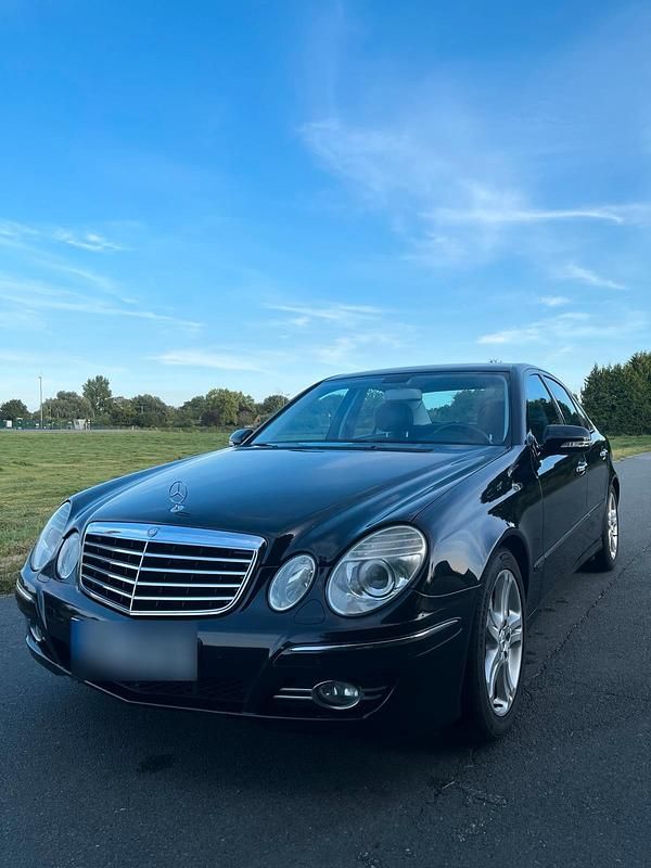 Schwarz Gebraucht 2006 Mercedes E200 Avantgarde Limousine | 8.500 € (Teuer) - Bild 1/4