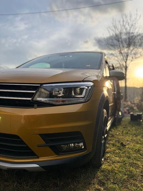 Second-hand VW Caddy Beach 150 CP (110 kW) 2018 Auriu Monovolum