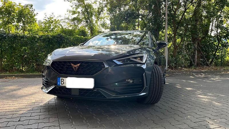 Używany Cupra Leon VZ 300 KM (220 kW) 2023 Szary Sedan/Limuzyna