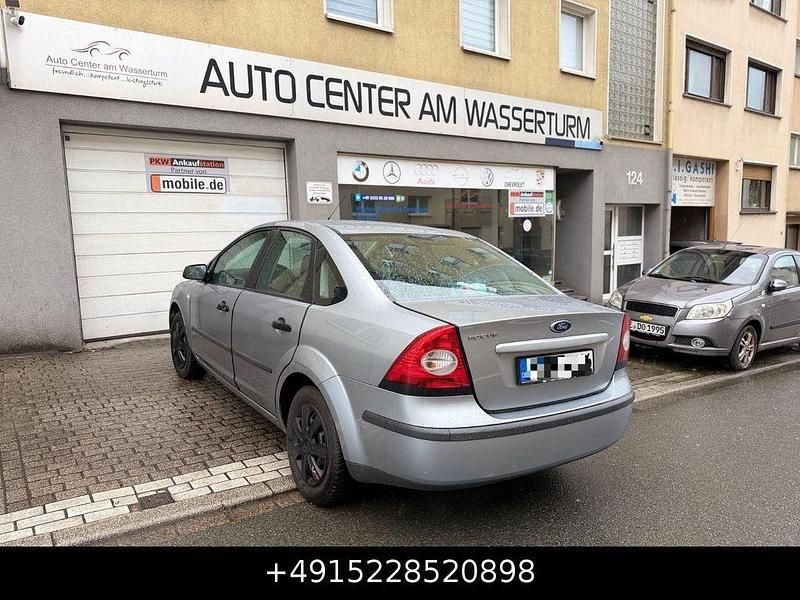 Gebraucht Ford Focus Trend 80 PS (58 kW) 2005 Machine silver Limousine