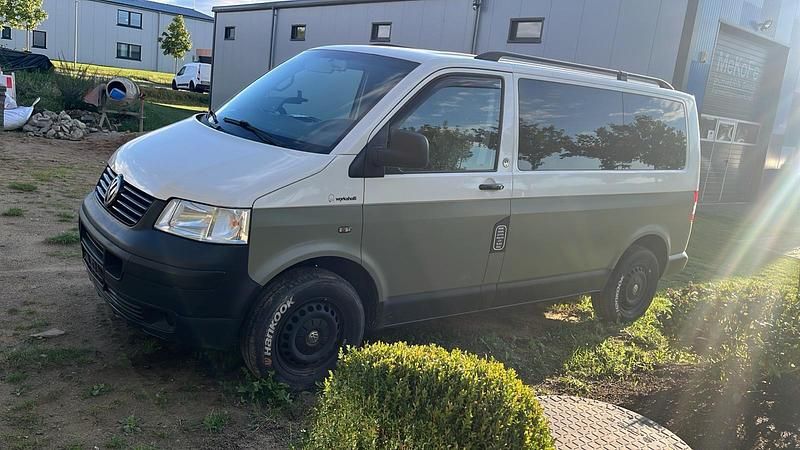 Weiß Gebraucht 2003 VW Caravelle Van / Kleinbus | 6.150 € - Bild 1/4