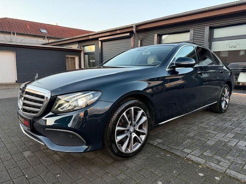 Blau Gebraucht 2017 Mercedes E220 Exclusive Limousine | 30.990 € (Etwas zu teuer) - Bild 1/4