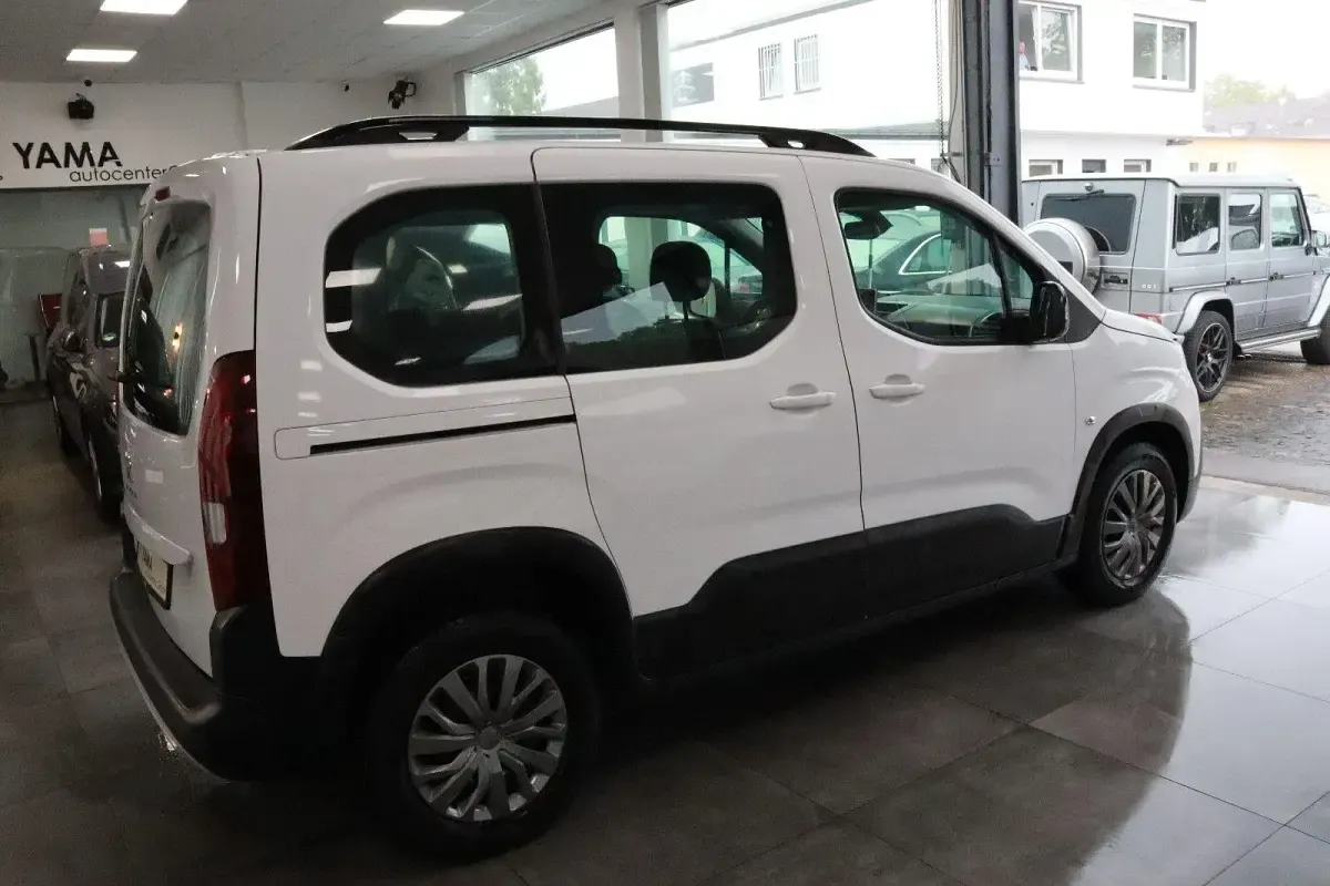 Gebraucht Peugeot Rifter Allure 102 PS (75 kW) 2023 Weiß Van / Kleinbus