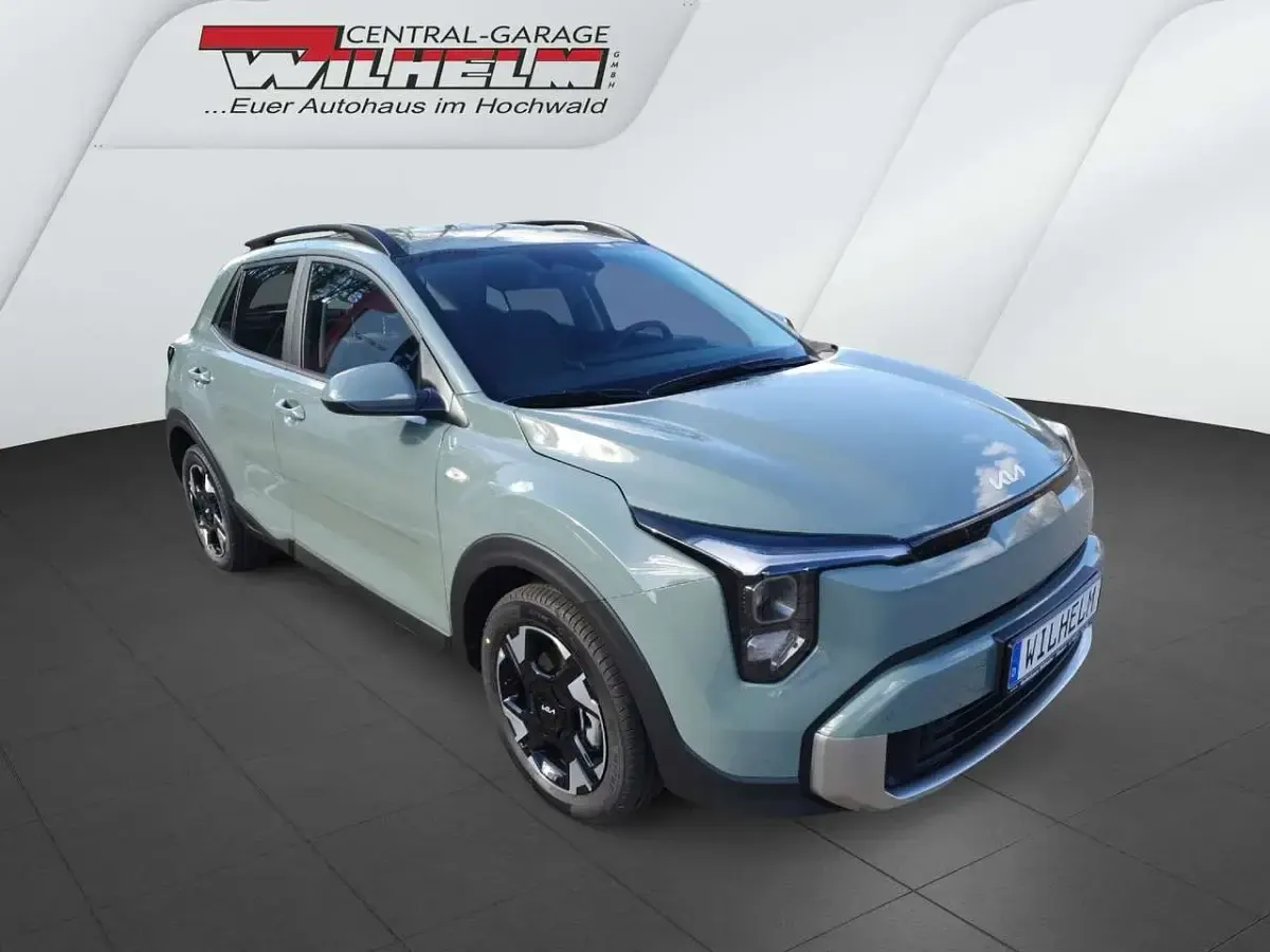 Neu Kia Stonic 101 PS (74 kW) 2026 Adventurous grün met. SUV