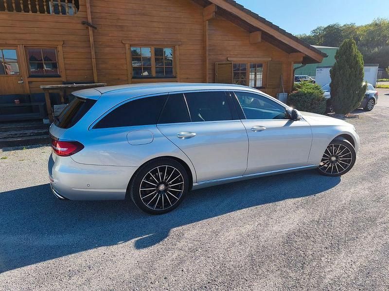 Silber Gebraucht 2017 Mercedes E250 Avantgarde Limousine | 21.000 € (Fairer Preis) - Bild 1/4
