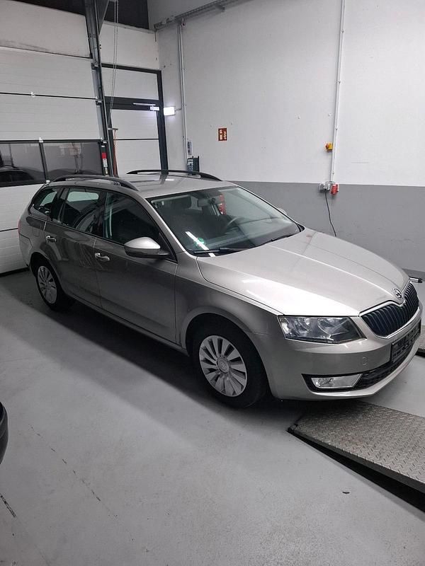 Beige Gebraucht 2014 Skoda Octavia Ambition Kombi | 5.950 € (Guter Preis) - Bild 1/4