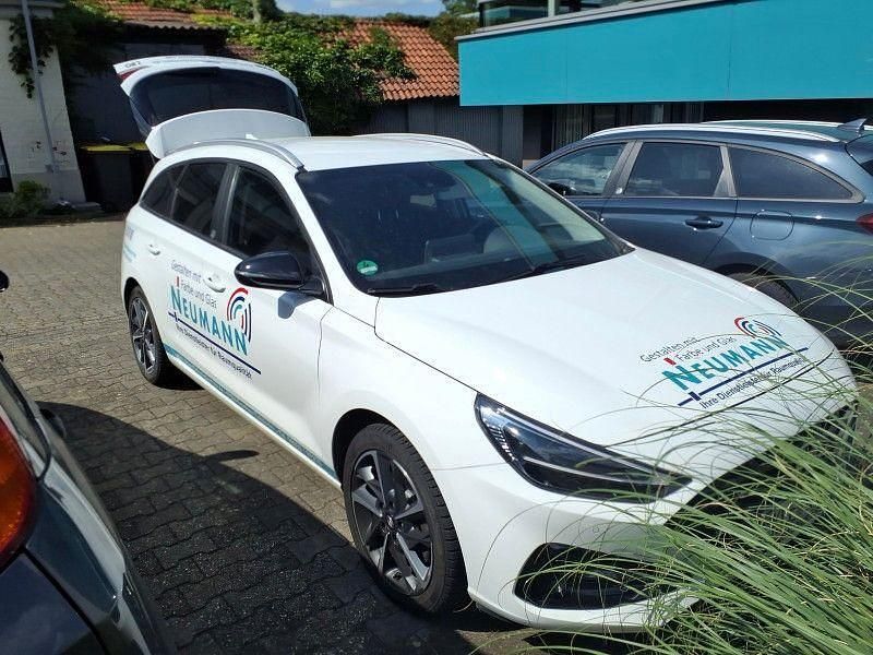 Weiß Gebraucht 2021 Hyundai i30 Edition 30+ Kombi | 12.390 € (Fairer Preis) - Bild 1/4
