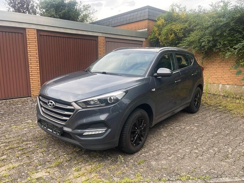 Grau Gebraucht 2017 Hyundai Tucson Trend SUV | 11.900 € (Guter Preis) - Bild 1/4