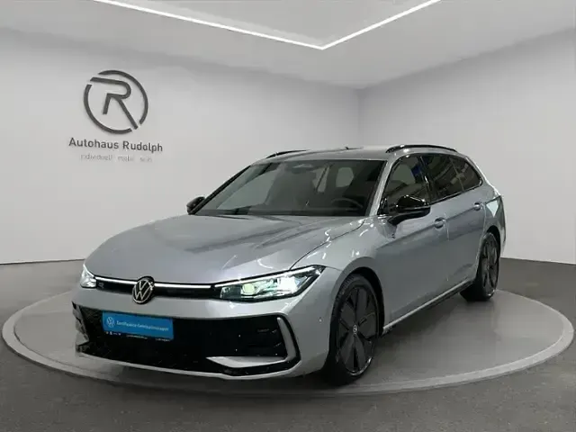 Gebraucht VW Passat R-line 150 PS (110 kW) 2025 Oyster silver metallic (metallic) Kombi