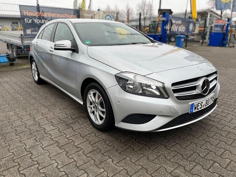 Gebraucht Mercedes A180 Style 122 PS (89 kW) 2015 Silber Limousine