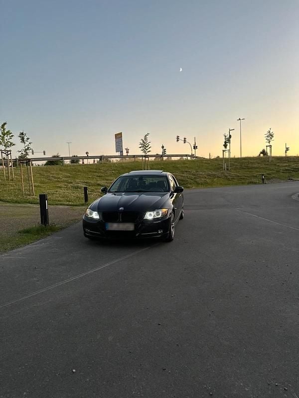 Gebraucht BMW 325 218 PS (160 kW) 2011 Schwarz Limousine
