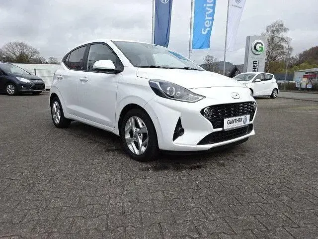 Gebraucht Hyundai i10 Edition 30 67 PS (49 kW) 2021 Weiß Kleinwagen