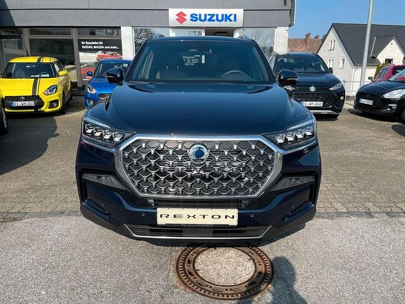 Schwarz Gebraucht 2024 Ssangyong (KGM) Rexton Sapphire SUV | 48.450 € (Teuer) - Bild 1/4