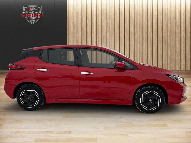 Gebraucht Nissan Leaf Acenta 110 kW (150 PS) 2023 Rot (red (s)) Kleinwagen