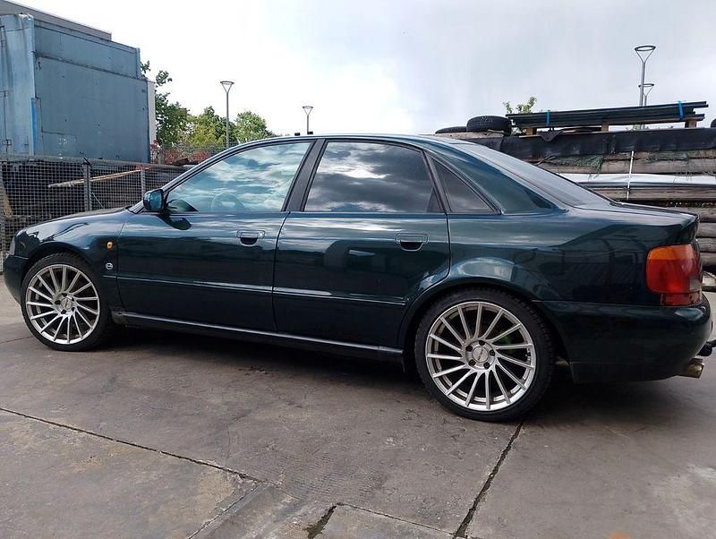 Grün Gebraucht 1995 Audi A4 Limousine | 4.000 € - Bild 1/4