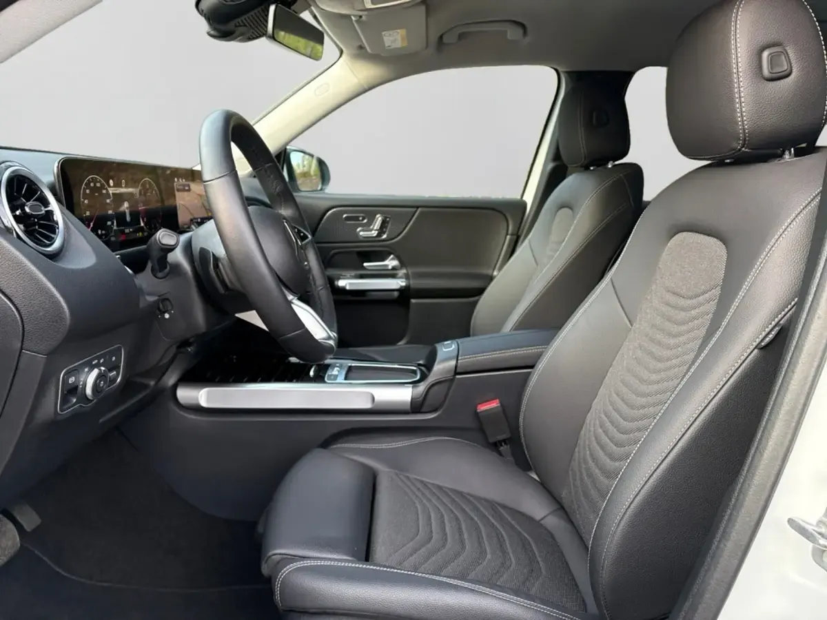 Second-hand Mercedes GLB200 Progressive 110 CP (80 kW) 2025 Alb SUV
