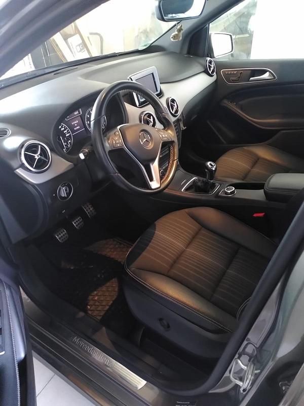 Gebraucht Mercedes B180 122 PS (89 kW) 2012 Braun Van / Kleinbus