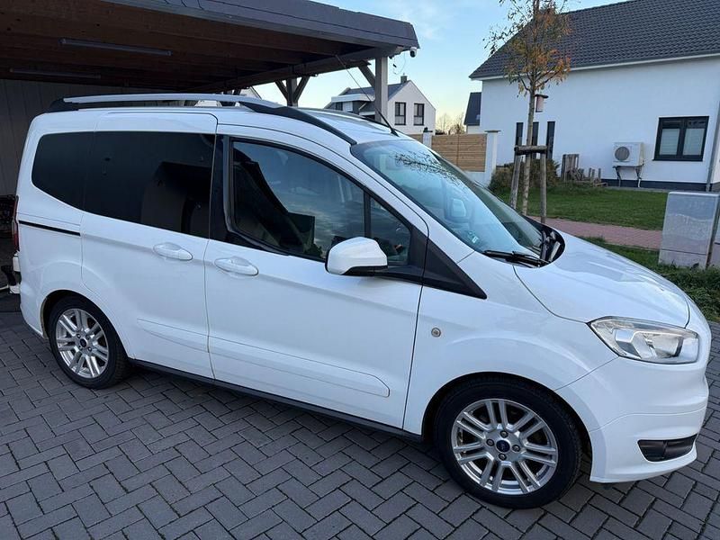 Gebraucht Ford Tourneo Courier Titanium 101 PS (74 kW) 2017 Weiß Van / Kleinbus