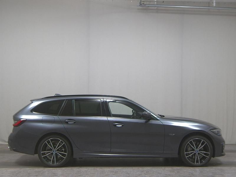 Grau Gebraucht 2022 BMW 330e M Sport Kombi | 33.980 € (Guter Preis) - Bild 1/4
