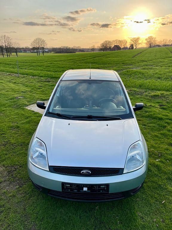 Gebraucht Ford Fiesta 60 PS (44 kW) 2004 Silber Kleinwagen