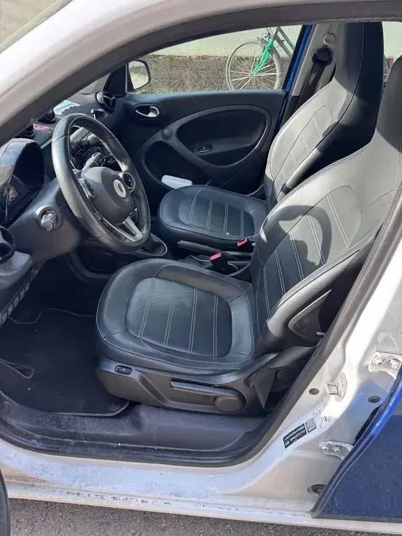 Używany Smart ForFour Prime 90 KM (66 kW) 2017 Niebieski Hatchback
