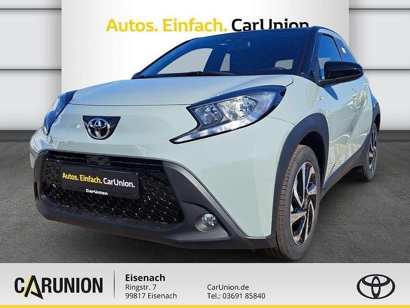 Grün Neu 2025 Toyota Aygo Kleinwagen | 18.990 € - Bild 1/4