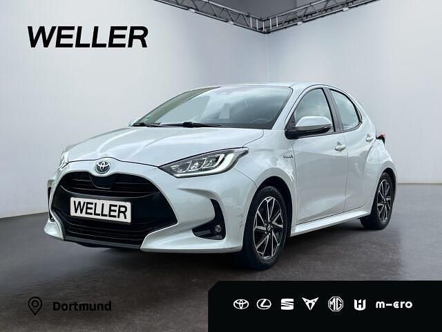 Weiss Gebraucht 2020 Toyota Yaris Hybrid Club Kleinwagen | 17.740 € (Fairer Preis) - Bild 1/3