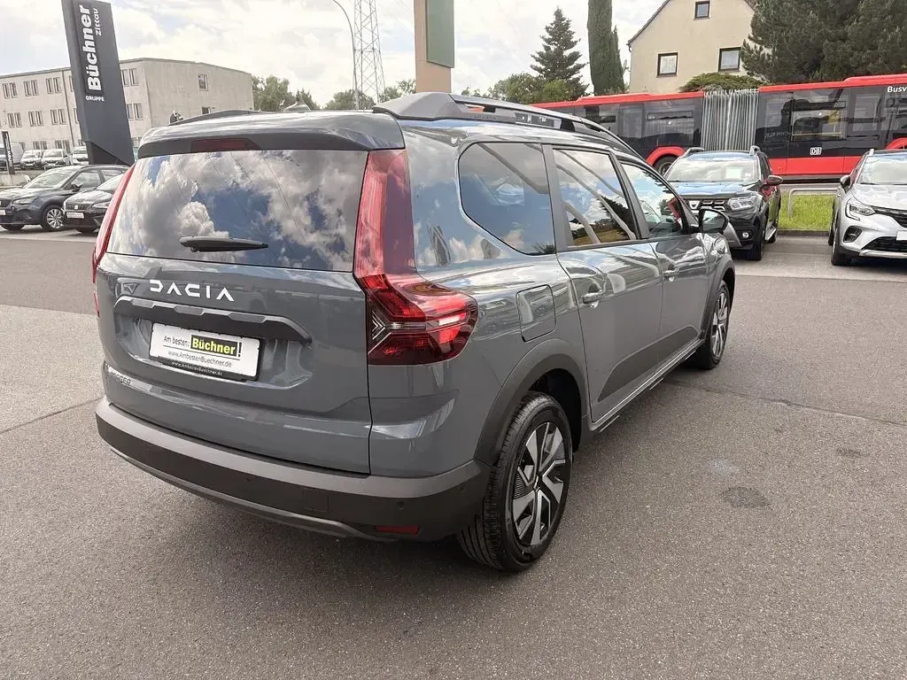Neu Dacia Jogger Expression 91 PS (66 kW) 2026 Grau Van / Kleinbus