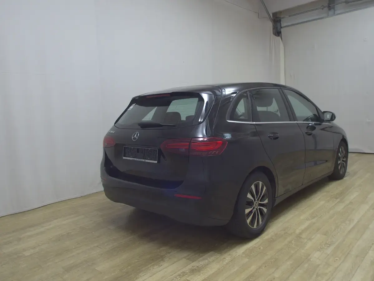 Gebraucht Mercedes B180 116 PS (85 kW) 2023 Schwarz Kleinwagen