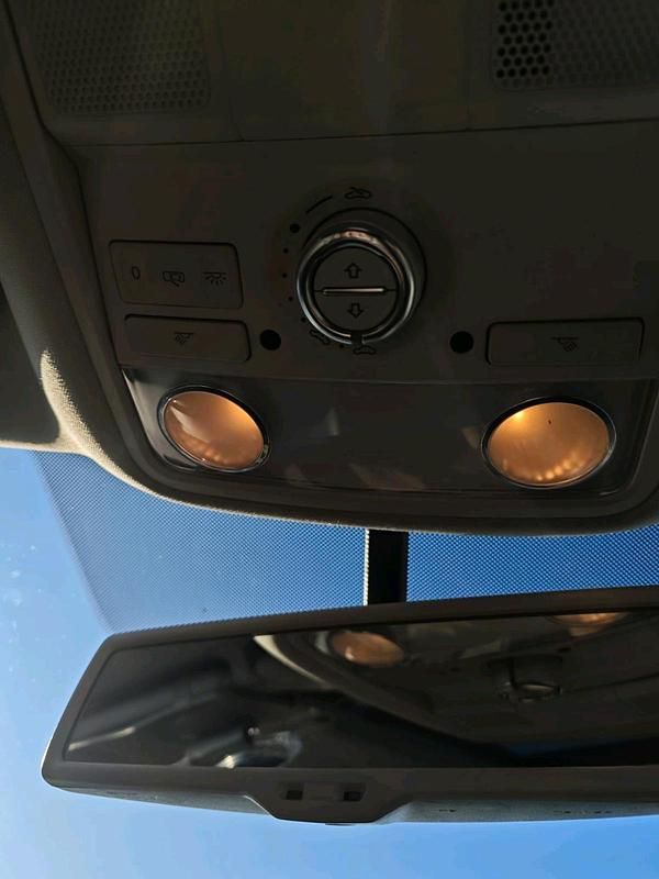 Schwarz Gebraucht 2012 VW Touran Van / Kleinbus | 12.500 € (Teuer) - Bild 1/4