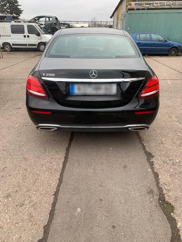 Gebraucht Mercedes E200 184 PS (135 kW) 2017 Schwarz Limousine