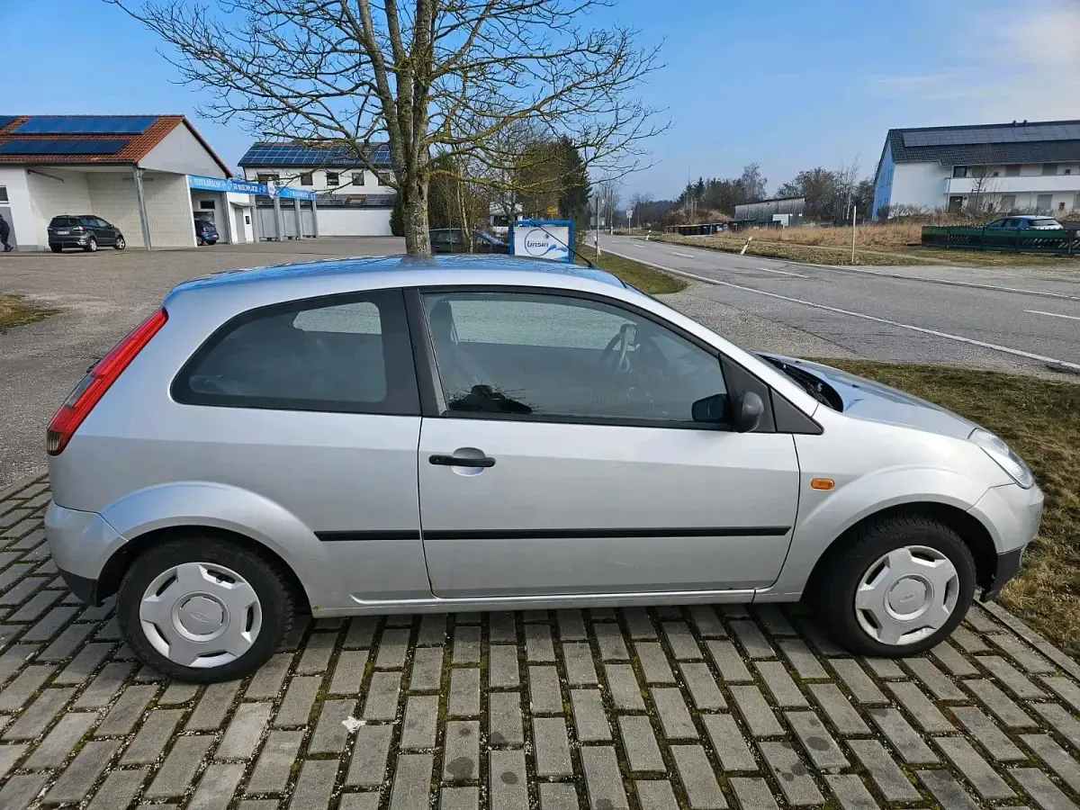 Gebraucht Ford Fiesta 60 PS (44 kW) 2004 Silber Kleinwagen