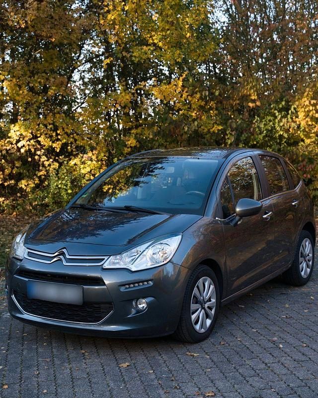 Grau Gebraucht 2015 Citroën C3 PureTech Kleinwagen | 5.100 € (Fairer Preis) - Bild 1/4