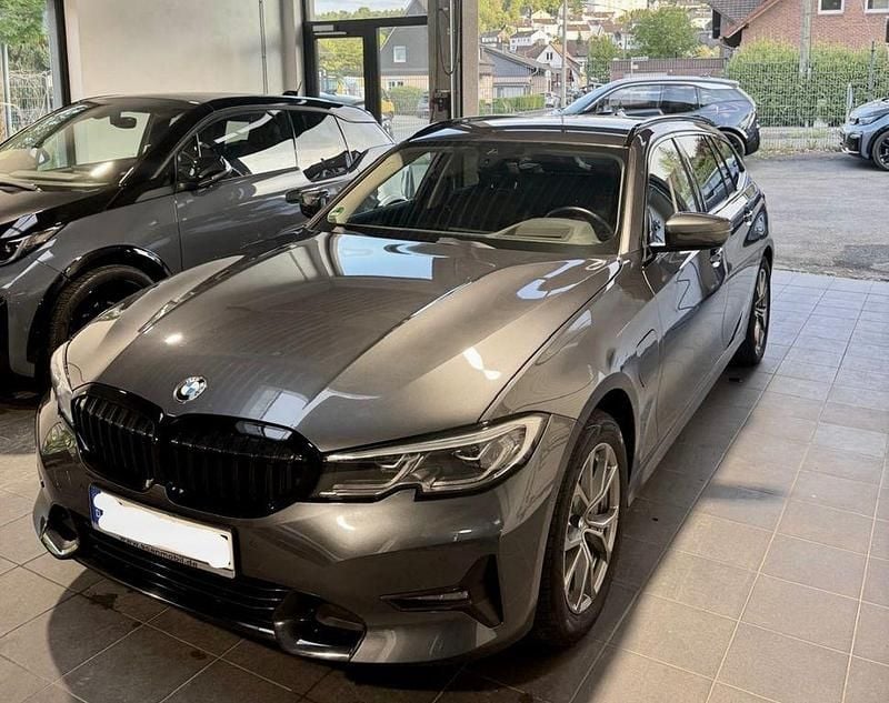 Grau Gebraucht 2021 BMW 330e Sport Line Limousine | 26.500 € (Guter Preis) - Bild 1/4
