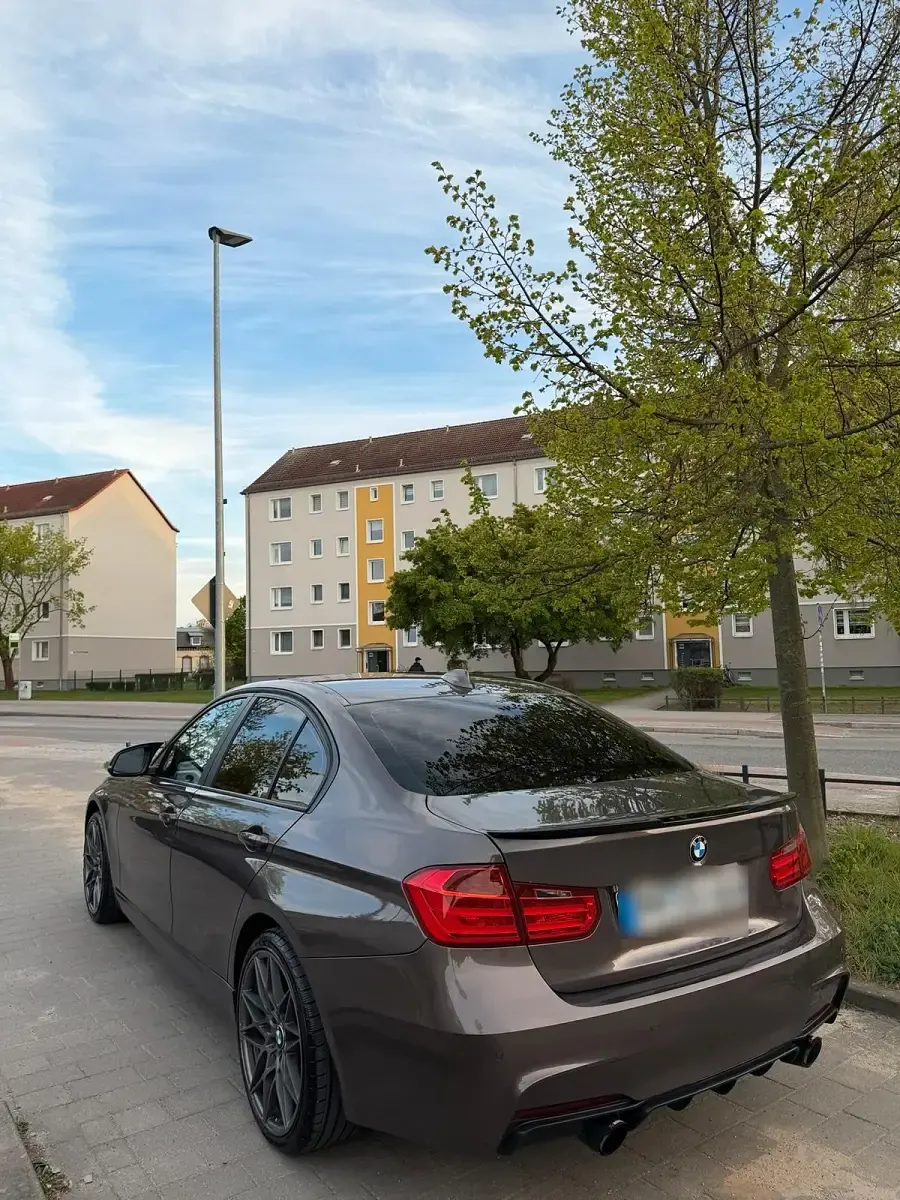 Gebraucht BMW 320 184 PS (135 kW) 2014 Braun Limousine