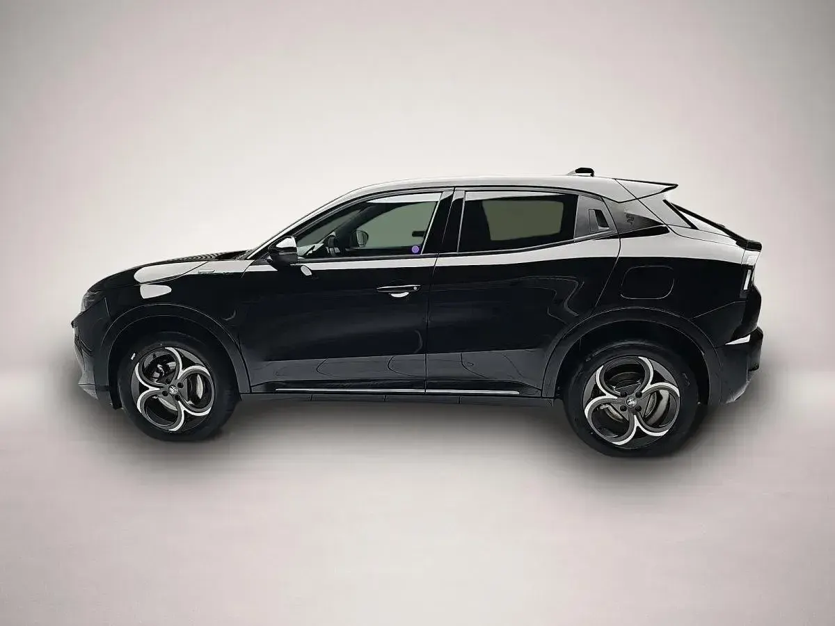 Neu Alfa Romeo Junior 136 PS (100 kW) 2026 Manufacturer SUV