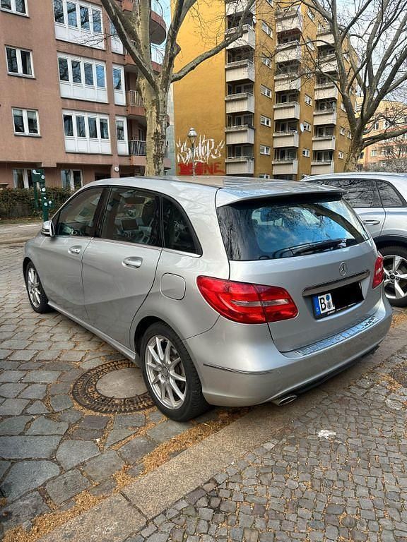 Gebraucht Mercedes B180 122 PS (89 kW) 2012 Silber Van / Kleinbus