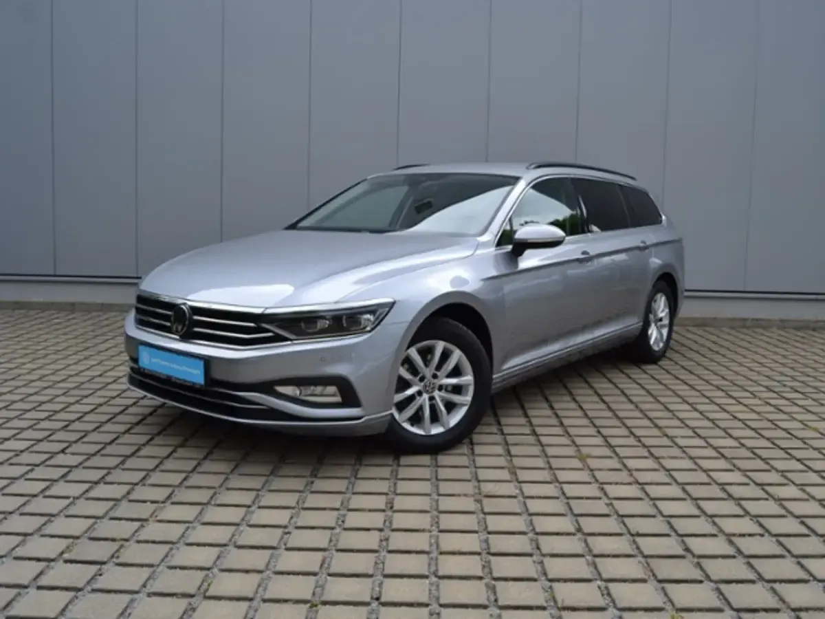 Gebraucht VW Passat Pro 150 PS (110 kW) 2023 Pyritsilber metallic (metallic) Kombi