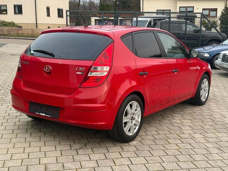 Gebraucht Hyundai i30 Edition+ 109 PS (80 kW) 2009 Rot Limousine