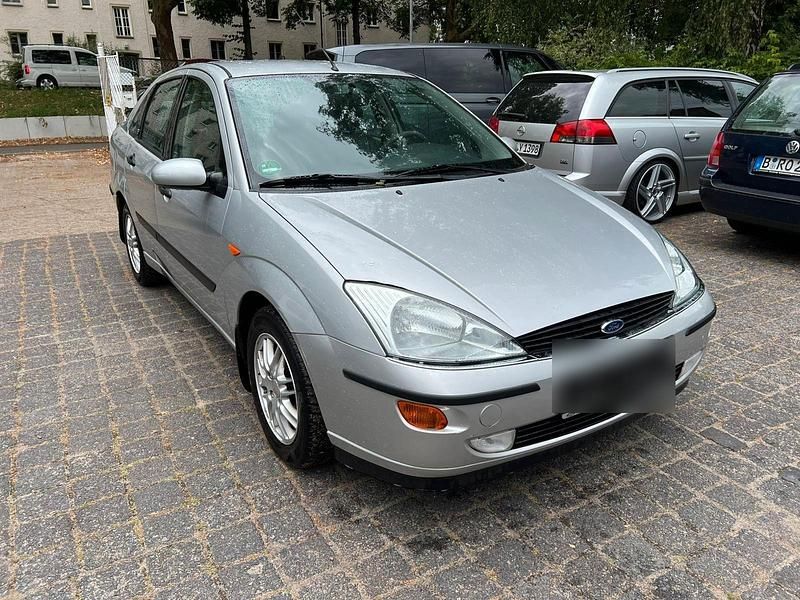 Silber Gebraucht 2000 Ford Focus Ghia Limousine | 500 € (Superpreis) - Bild 1/4