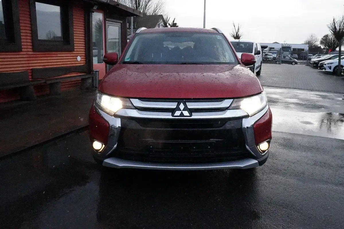 Gebraucht Mitsubishi Outlander Plus 150 PS (110 kW) 2015 Rot SUV