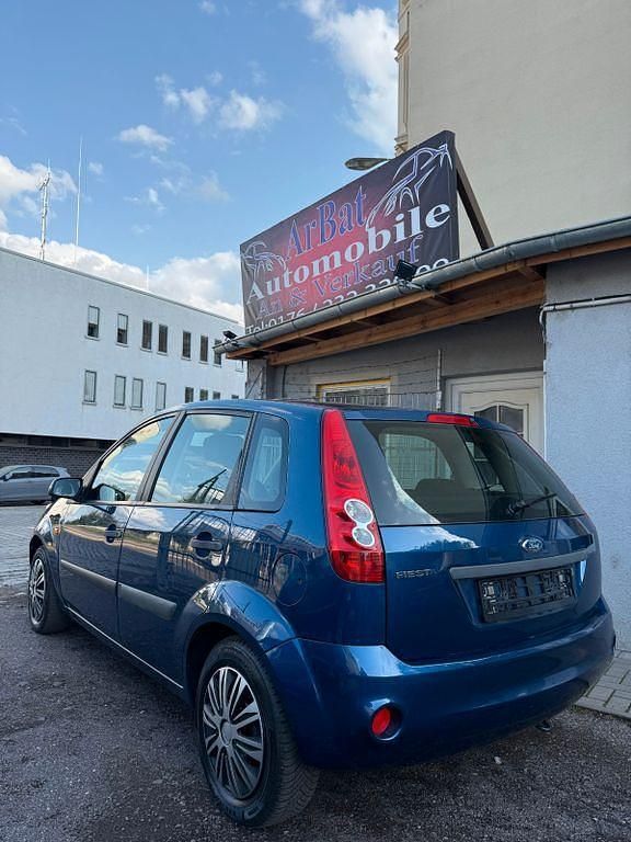 Gebraucht Ford Fiesta 80 PS (58 kW) 2007 Blau Kleinwagen